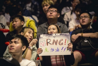 13일 중국 상하이 오리엔탈스포츠센터에서 열린 '리그오브레전드 미드시즌인비테이셔널 2016' 4강전 '한-중' 전을 보러 온 중국인 관중들이 자국팀 'RNG'를 응원하고 있다.<라이엇게임즈 제공>